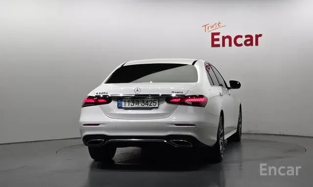 Mercedes-Benz E 220 D 4MATIC * AMG ПАКЕТ * FACELIFT * 360 * 27K KM * , снимка 4 - Автомобили и джипове - 56116843