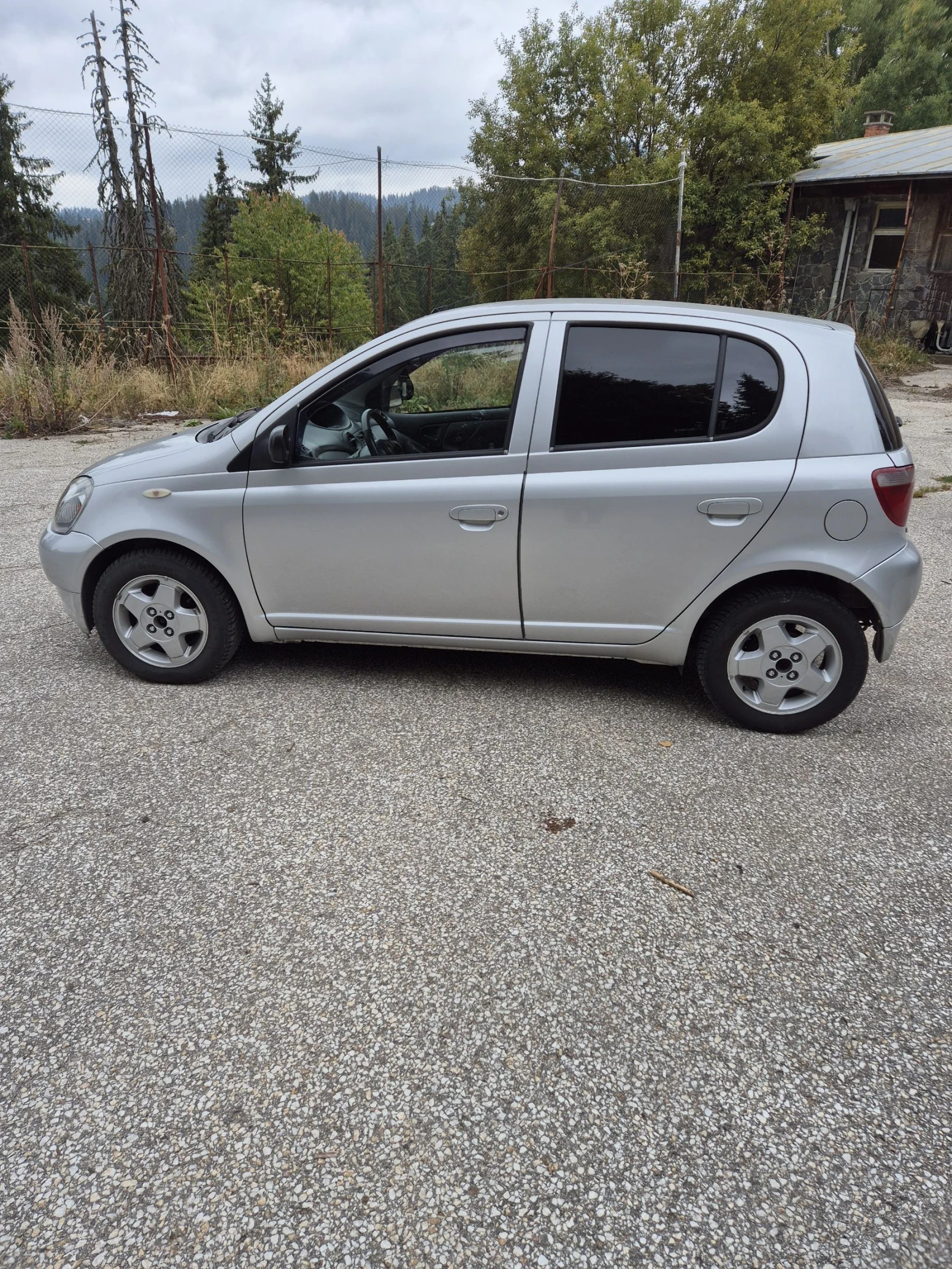 Toyota Yaris 1.3 - изображение 4