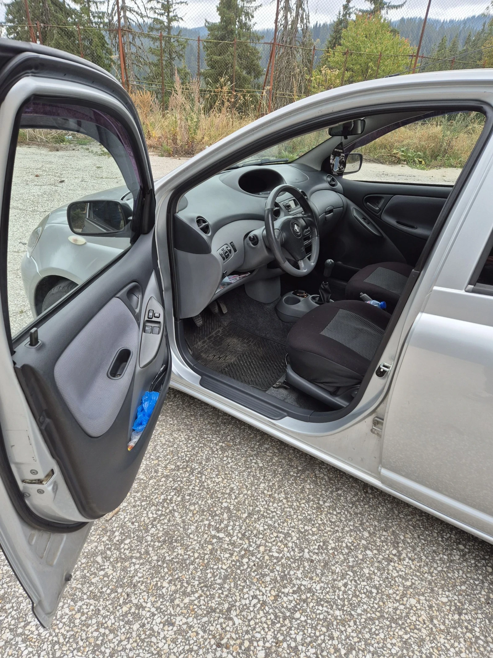 Toyota Yaris 1.3 - изображение 2