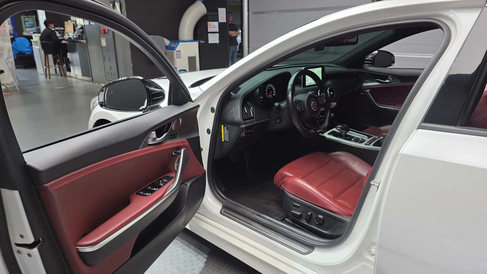 Kia Stinger 3.3T AWD GT * DIS * ОБДУХ  * HUD * 360, снимка 10 - Автомобили и джипове - 55374225