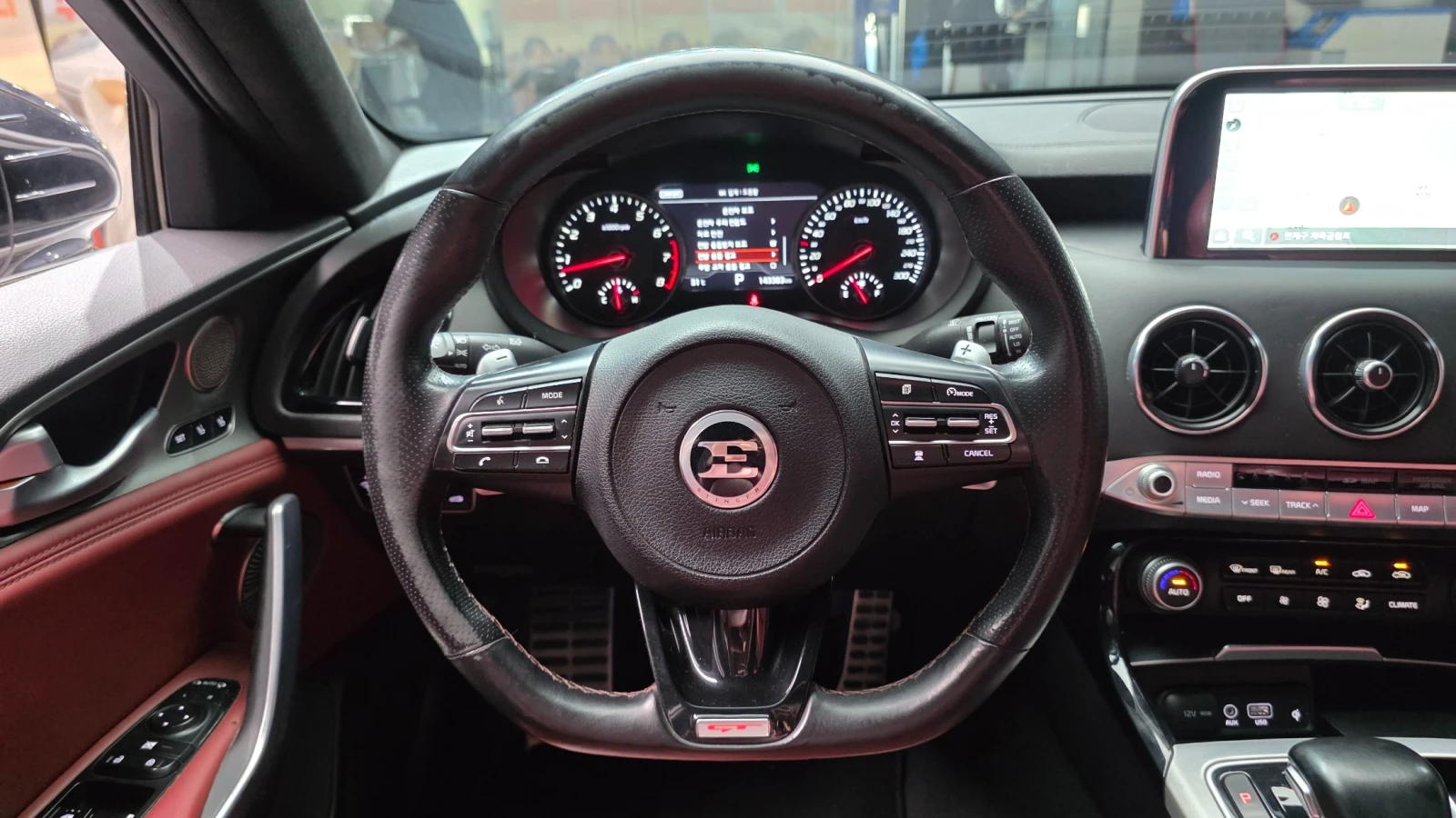 Kia Stinger 3.3T AWD GT * DIS * ОБДУХ  * HUD * 360, снимка 13 - Автомобили и джипове - 55374225