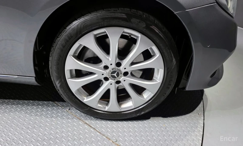 Mercedes-Benz E 220, снимка 5 - Автомобили и джипове - 52707313