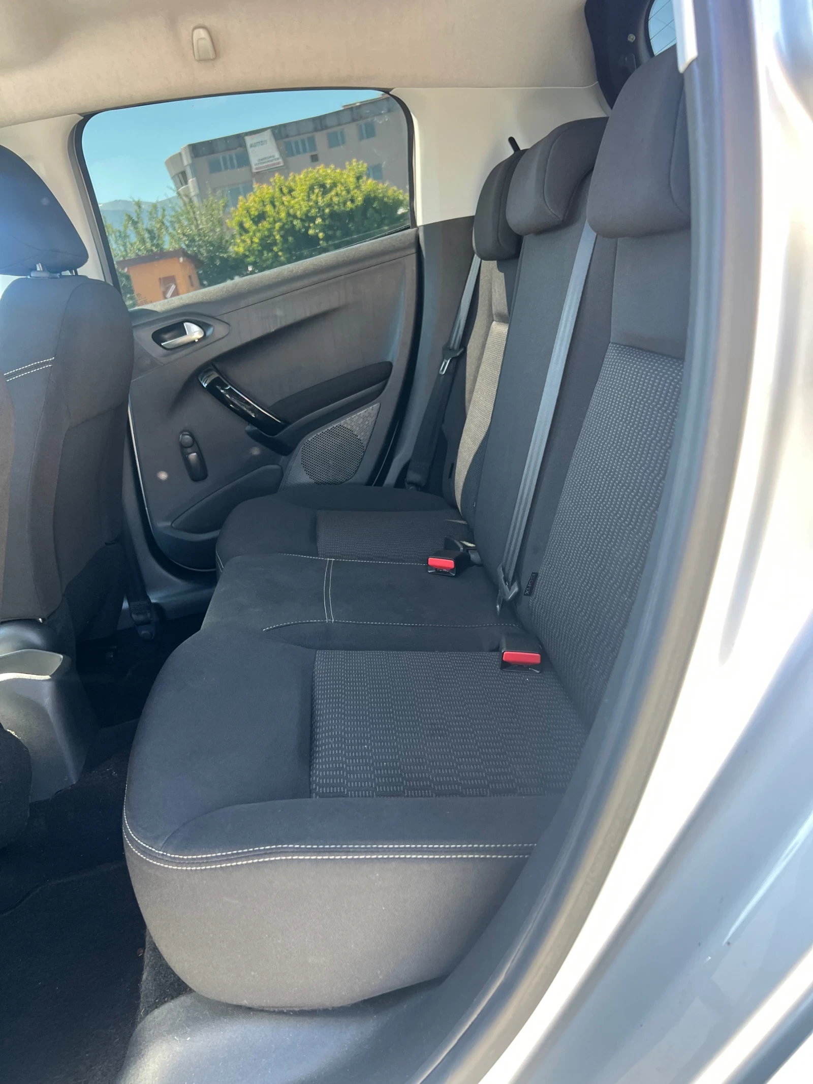 Peugeot 208 1.6HDI Euro6B, снимка 13 - Автомобили и джипове - 54913117
