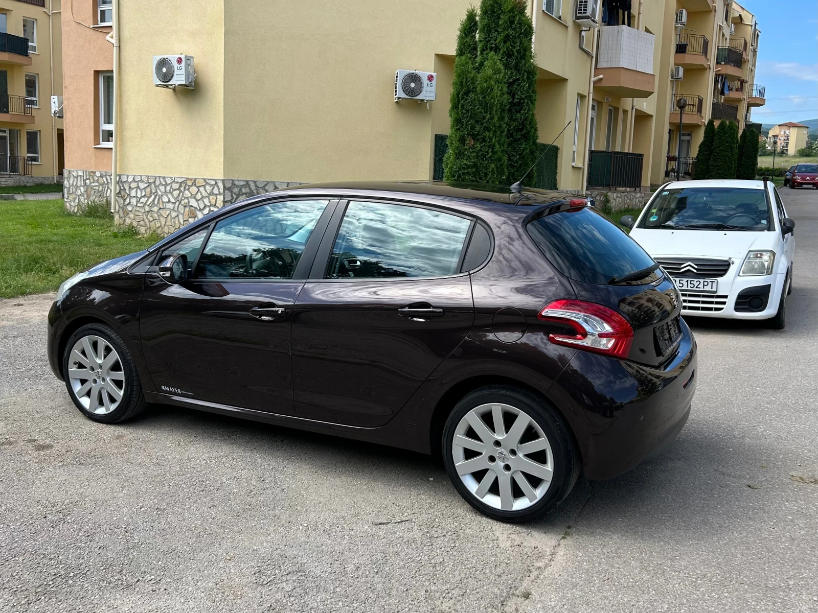 Peugeot 208 1.2i 82ks Evro5, снимка 2 - Автомобили и джипове - 54941370