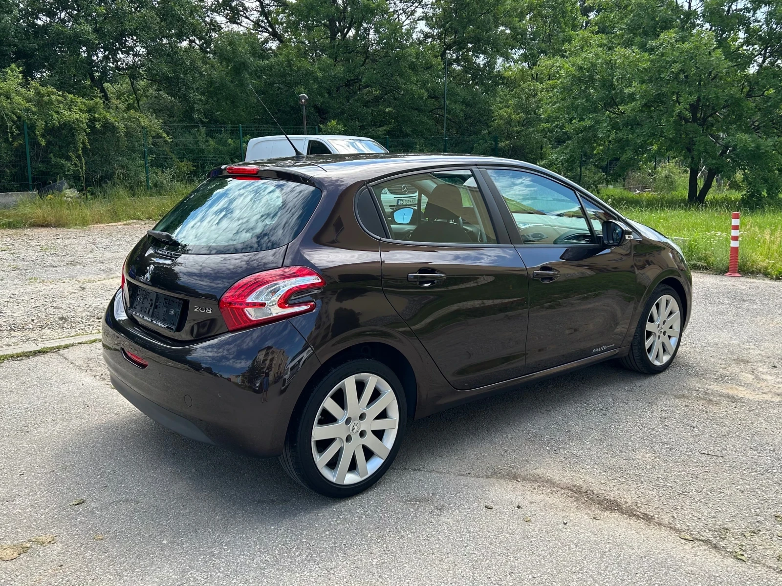 Peugeot 208 1.2i 82ks Evro5, снимка 3 - Автомобили и джипове - 54941370