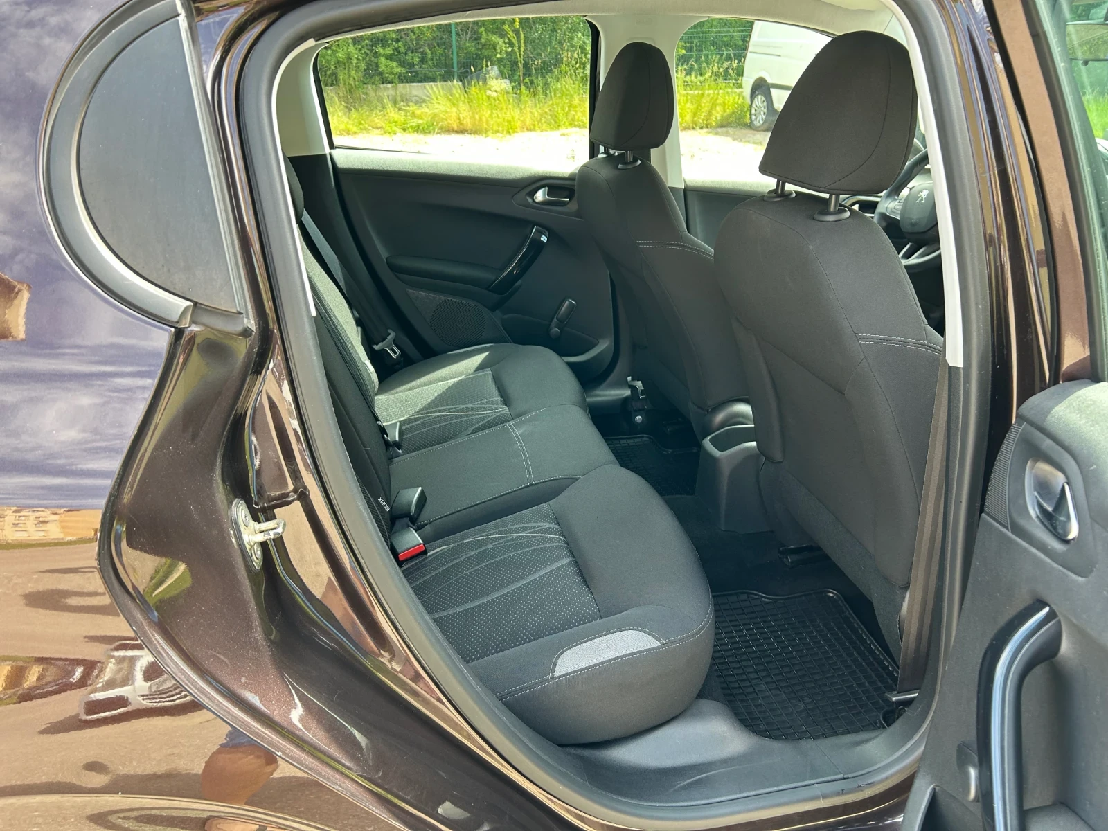 Peugeot 208 1.2i 82ks Evro5, снимка 12 - Автомобили и джипове - 54941370