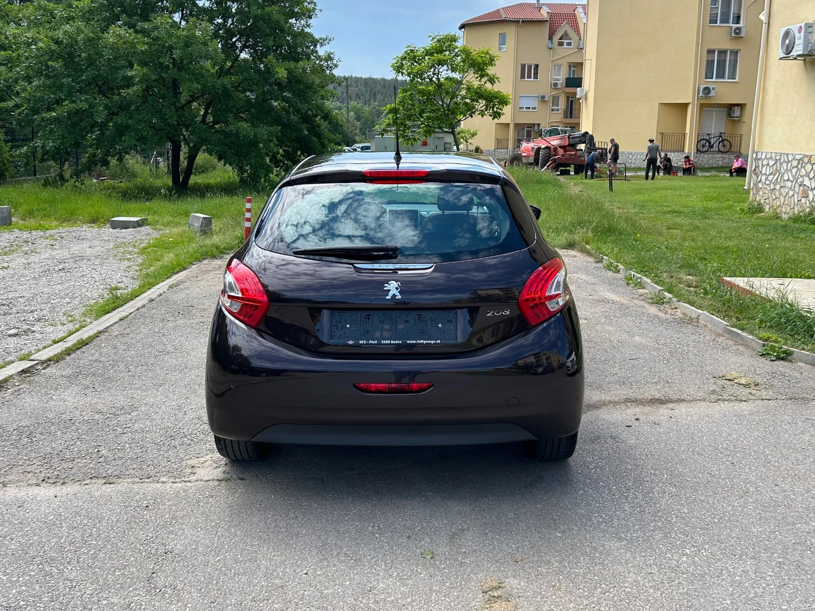 Peugeot 208 1.2i 82ks Evro5, снимка 8 - Автомобили и джипове - 54941370