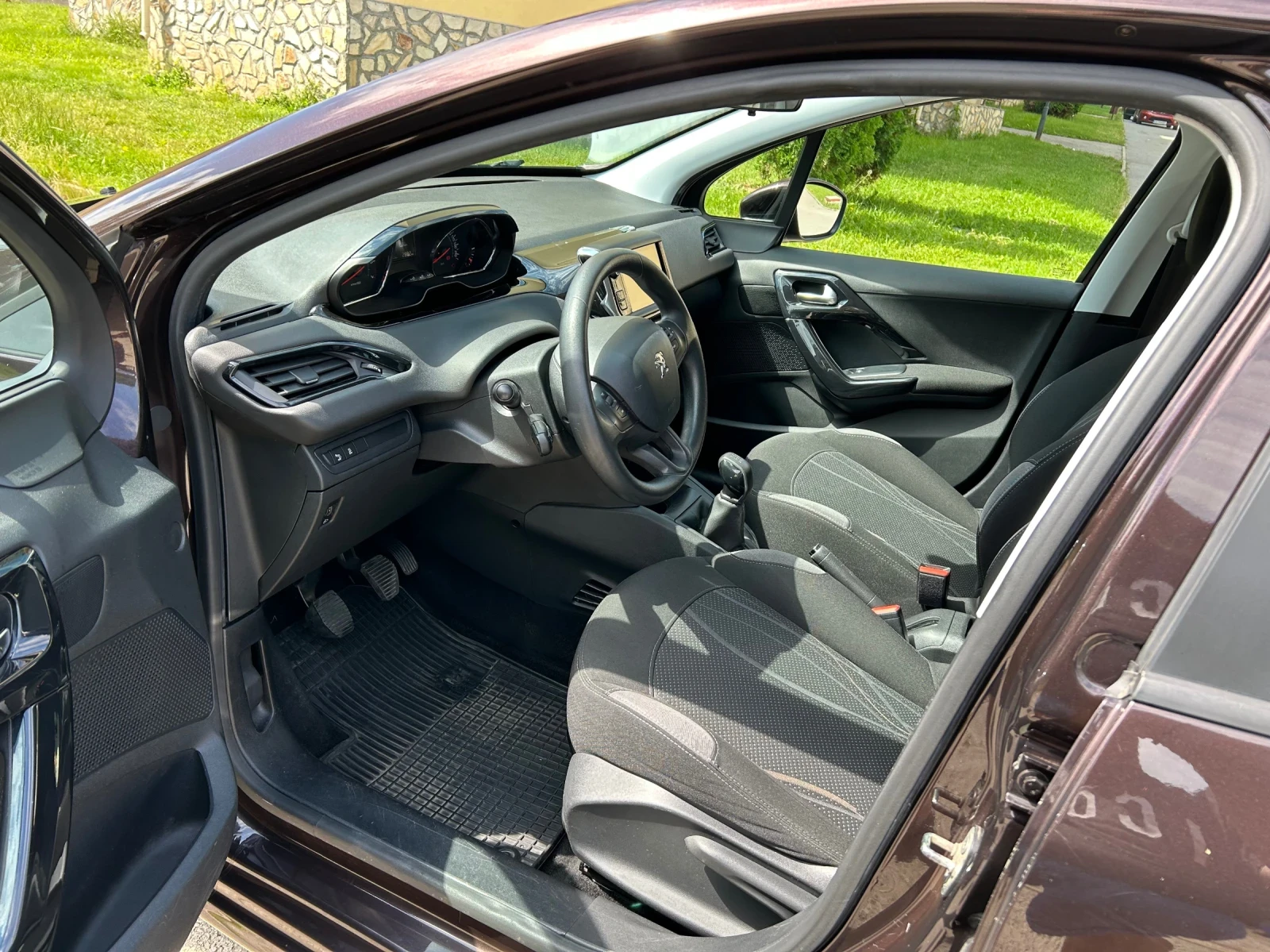 Peugeot 208 1.2i 82ks Evro5, снимка 11 - Автомобили и джипове - 54941370