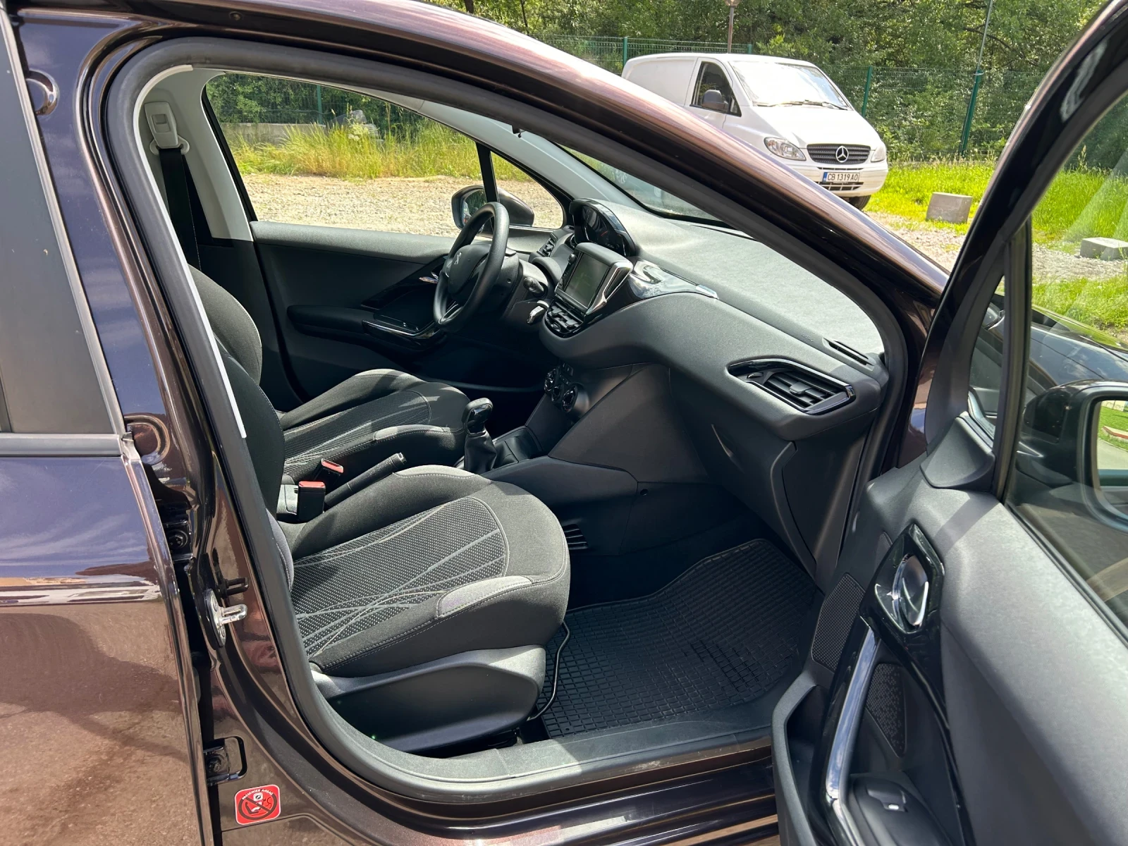 Peugeot 208 1.2i 82ks Evro5, снимка 10 - Автомобили и джипове - 54941370