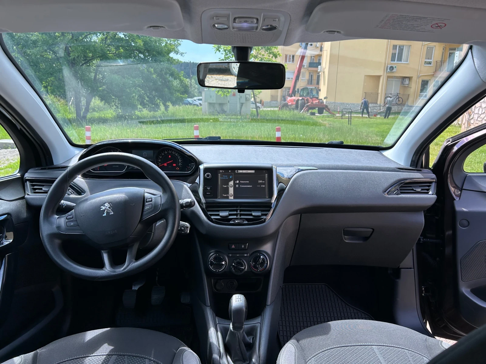 Peugeot 208 1.2i 82ks Evro5, снимка 9 - Автомобили и джипове - 54941370