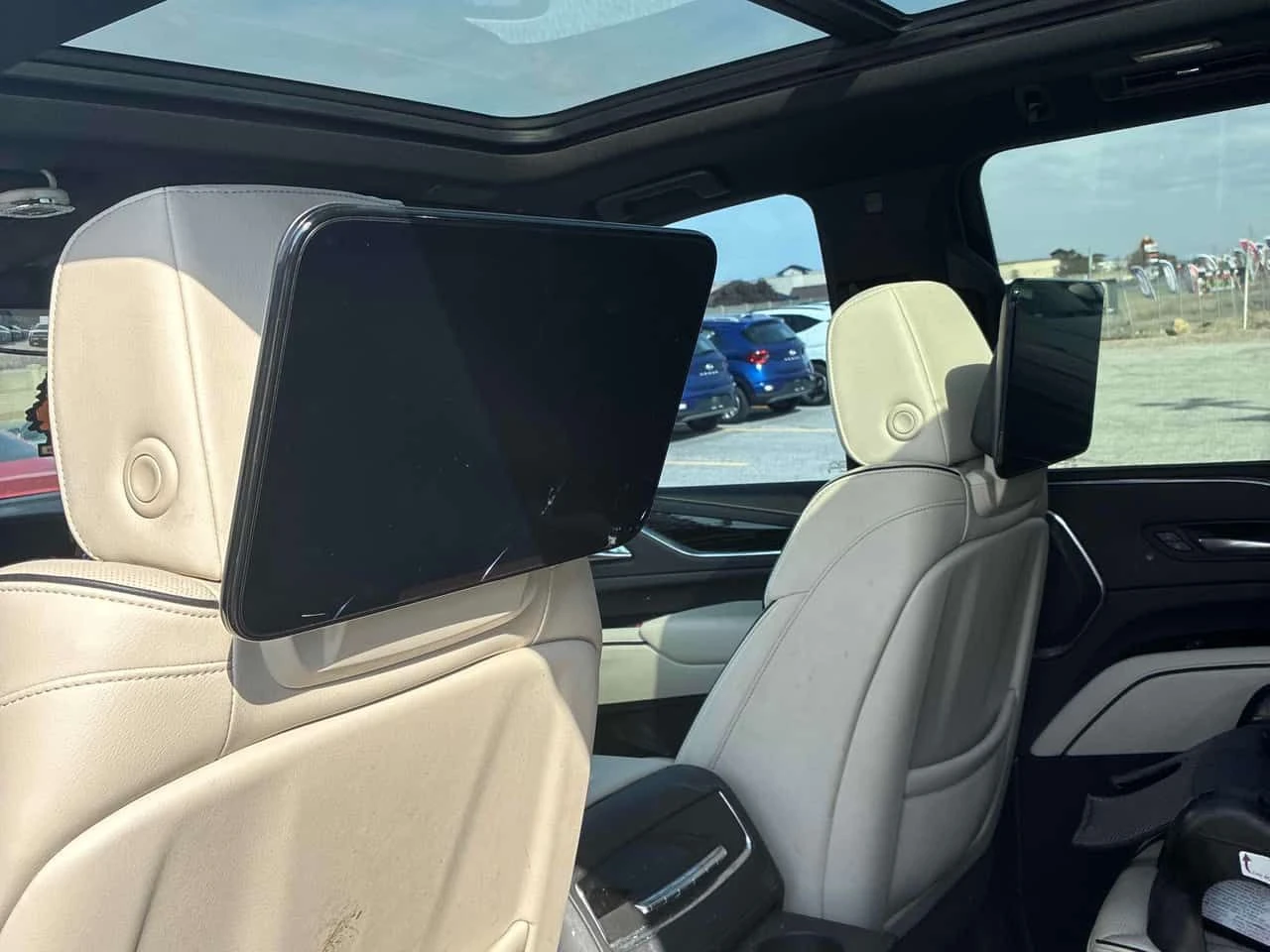 Cadillac Escalade * Sport * NIGHT VISION* ОБДУХВАНЕ* DISTRONIC* , снимка 13 - Автомобили и джипове - 53911423