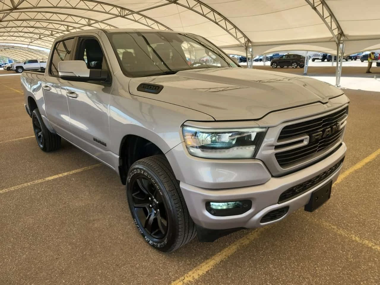 Dodge RAM 1500 * Sport 4x4 Crew Cab 5'7" Box * CARFAX * Б, снимка 3 - Автомобили и джипове - 55612835