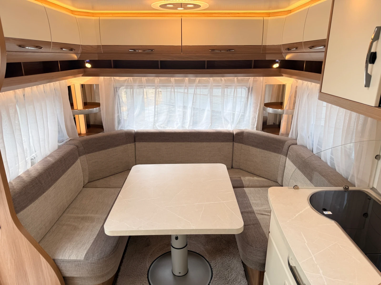 Каравана Hobby De Luxe 540 UL, снимка 6 - Каравани и кемпери - 55787265