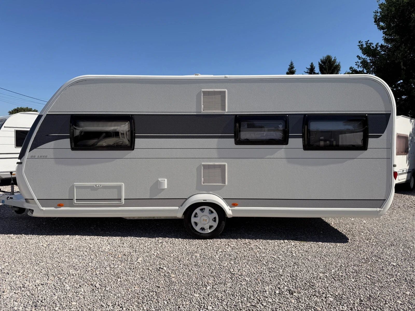 Каравана Hobby De Luxe 540 UL, снимка 2 - Каравани и кемпери - 55787265
