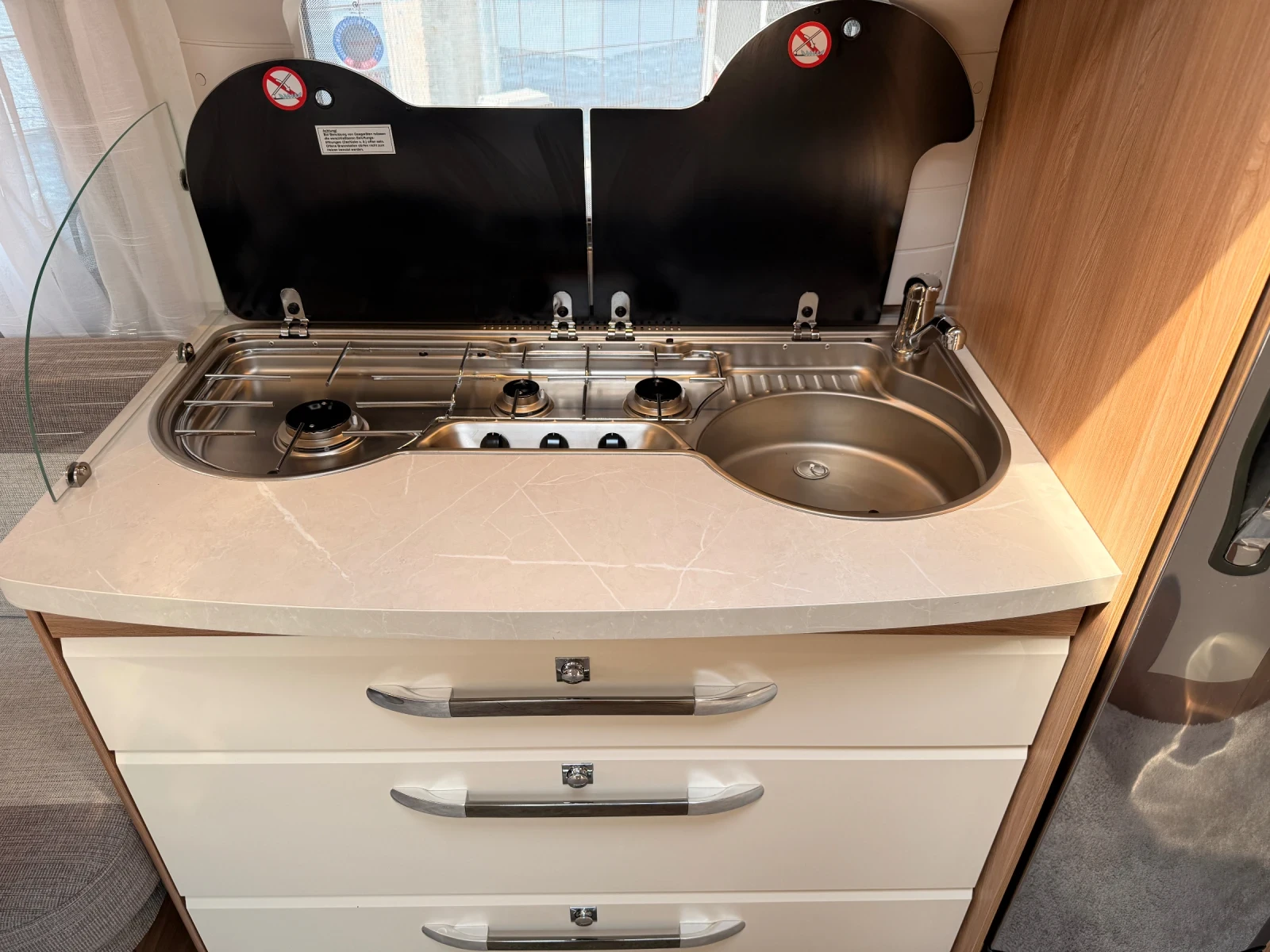 Каравана Hobby De Luxe 540 UL, снимка 7 - Каравани и кемпери - 55787265