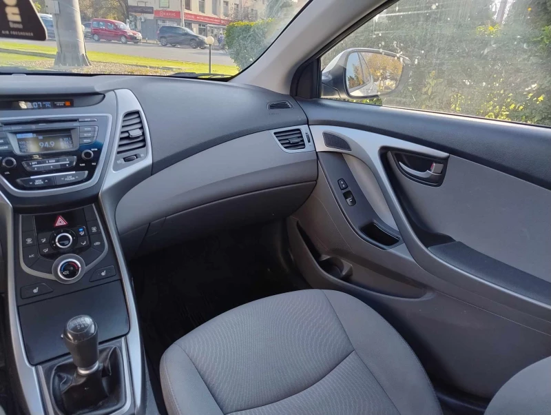 Hyundai Elantra, снимка 10 - Автомобили и джипове - 52260131