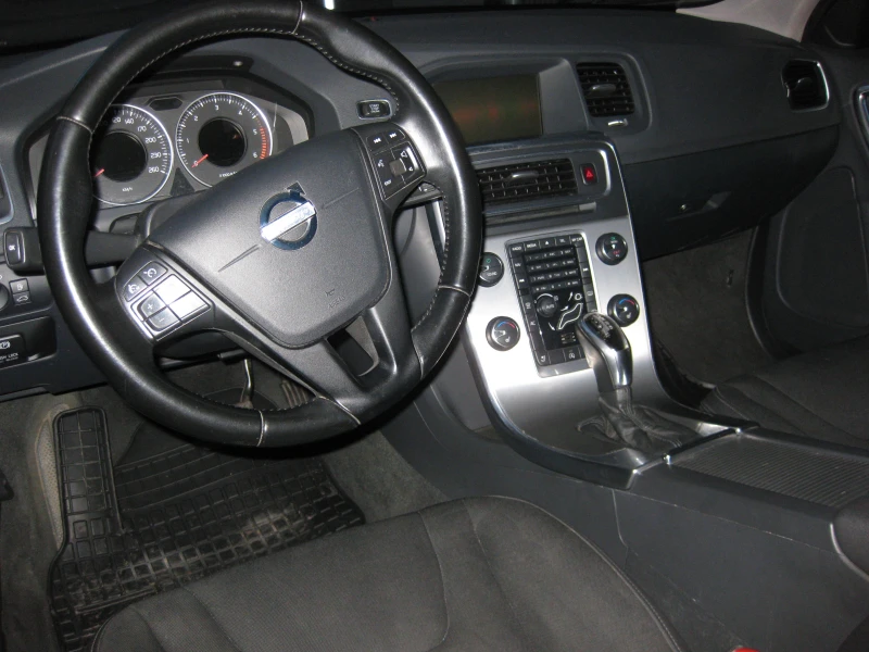 Volvo V60, снимка 11 - Автомобили и джипове - 52979520