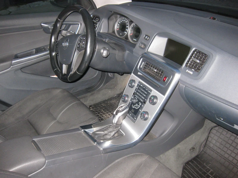Volvo V60, снимка 14 - Автомобили и джипове - 52979520