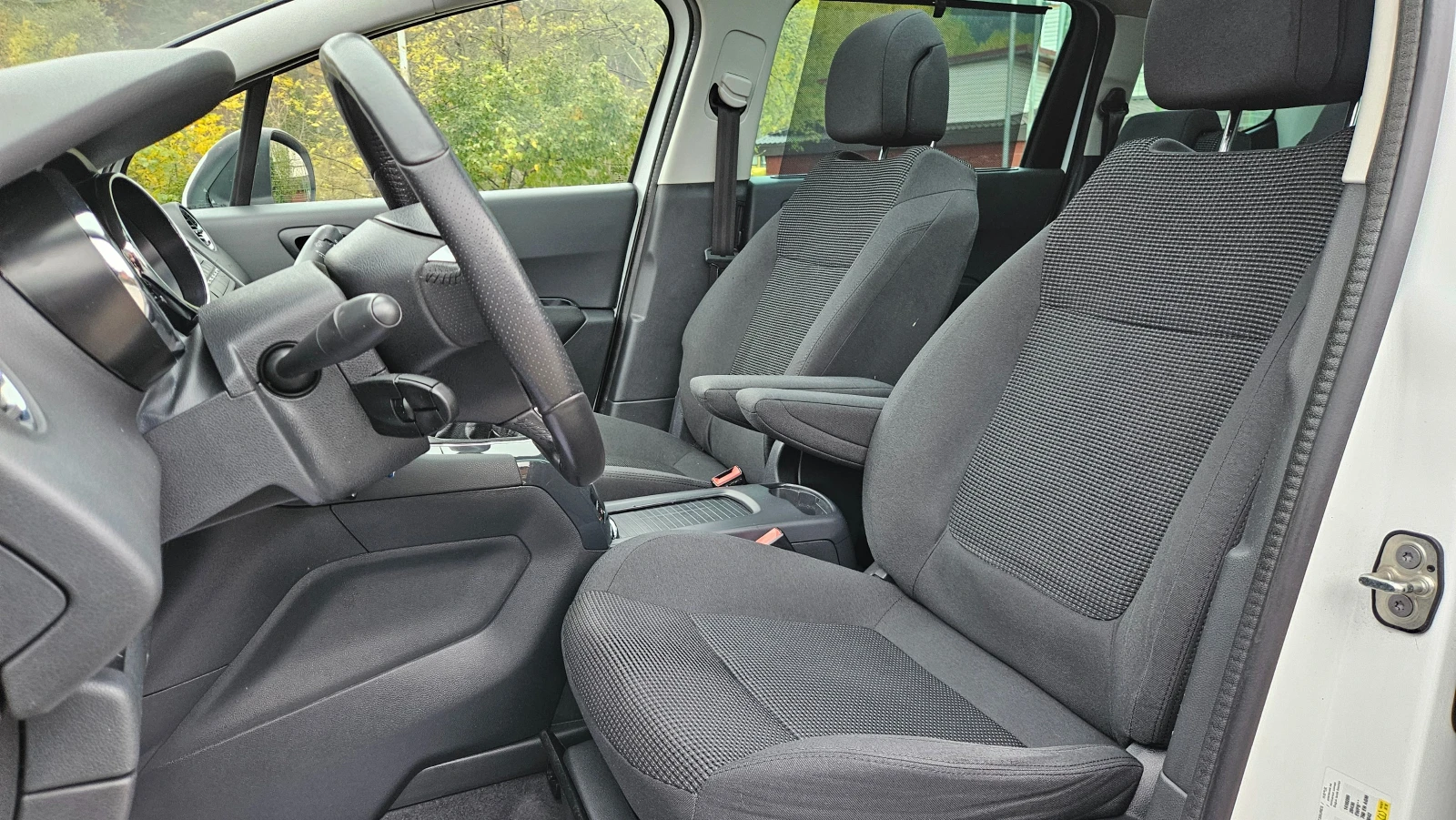 Peugeot 5008 1.6 Hdi NAVIG/PANORAMA/Euro-6b - изображение 10