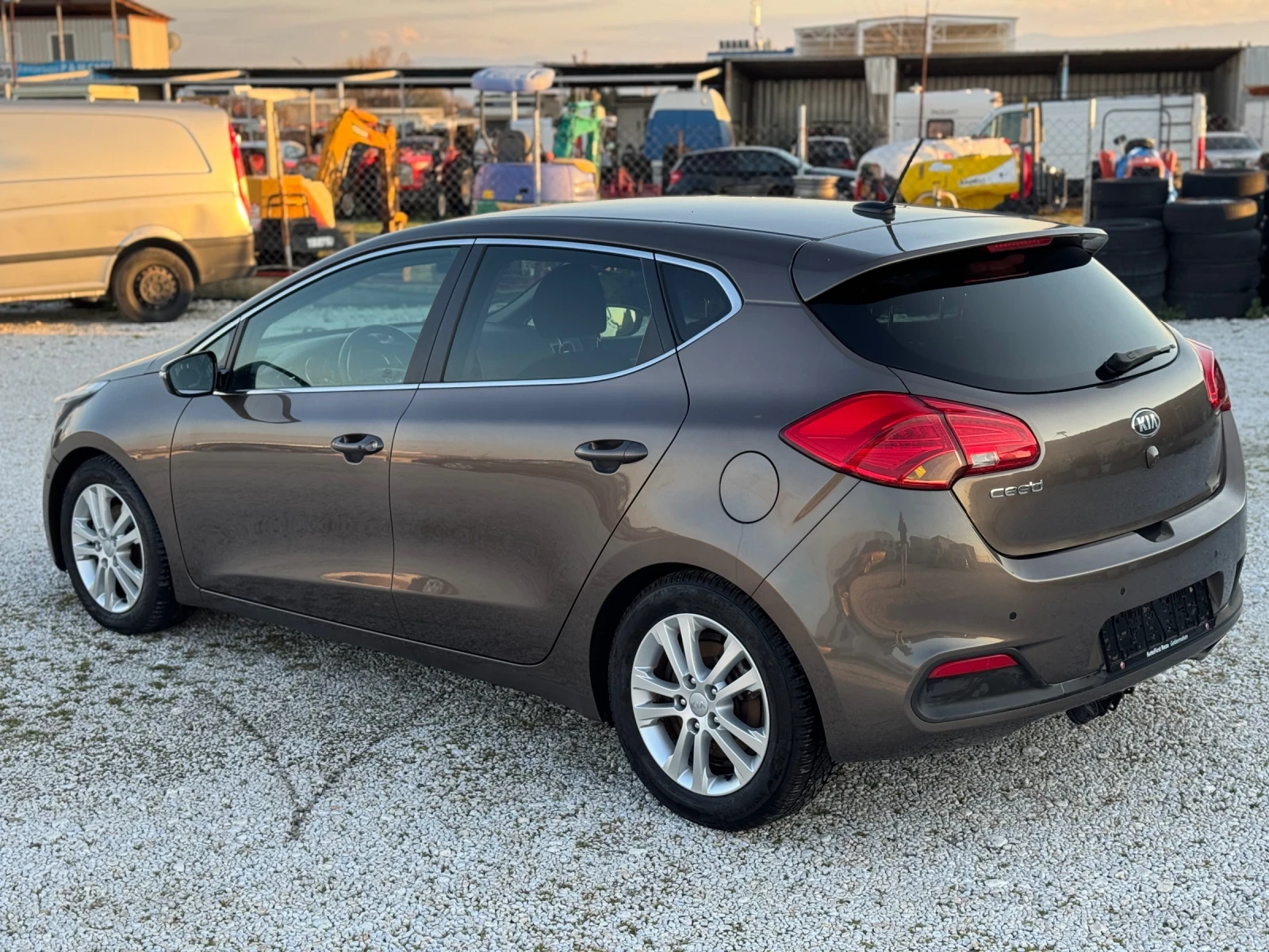 Kia Ceed 1.6 GDI Platinum, снимка 3 - Автомобили и джипове - 53782342