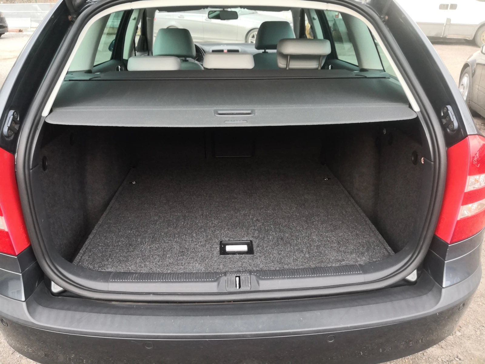 Skoda Octavia 1.8TSi "Laurin & Klement" . Като Нова, снимка 16 - Автомобили и джипове - 54942656