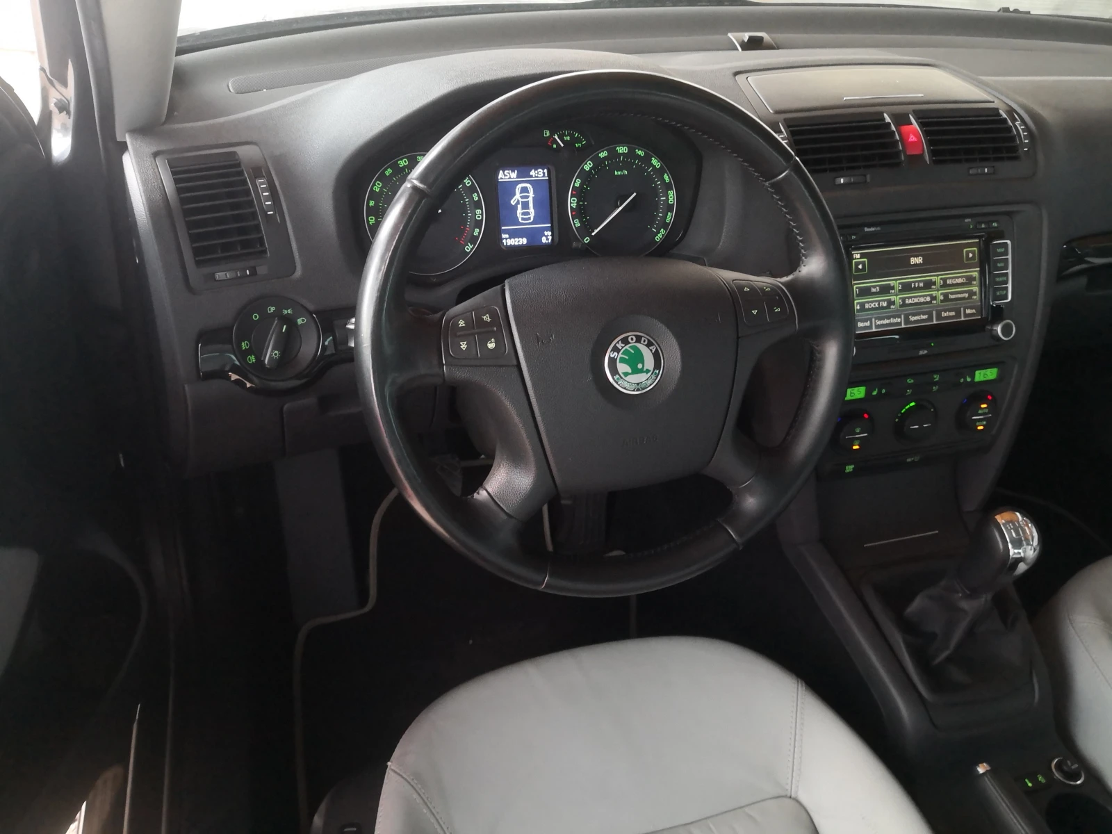Skoda Octavia 1.8TSi "Laurin & Klement" . Като Нова, снимка 6 - Автомобили и джипове - 54942656