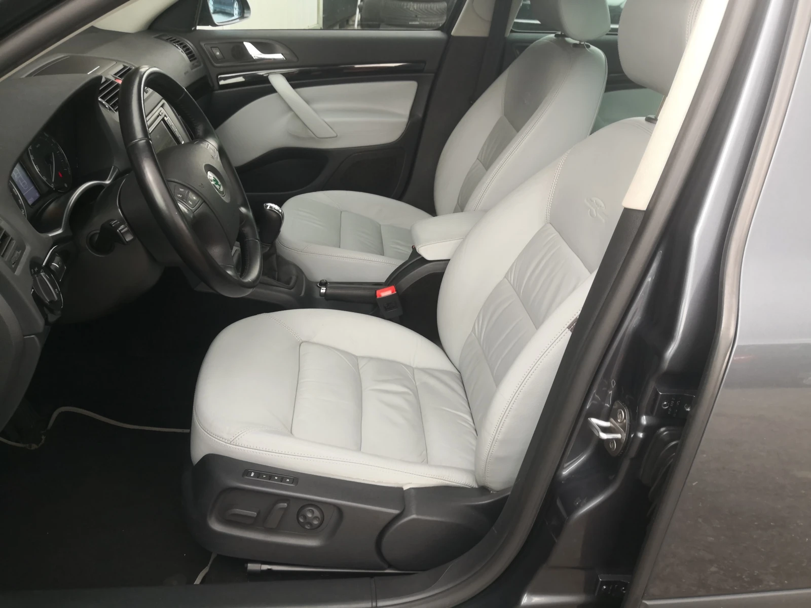 Skoda Octavia 1.8TSi "Laurin & Klement" . Като Нова, снимка 7 - Автомобили и джипове - 54942656