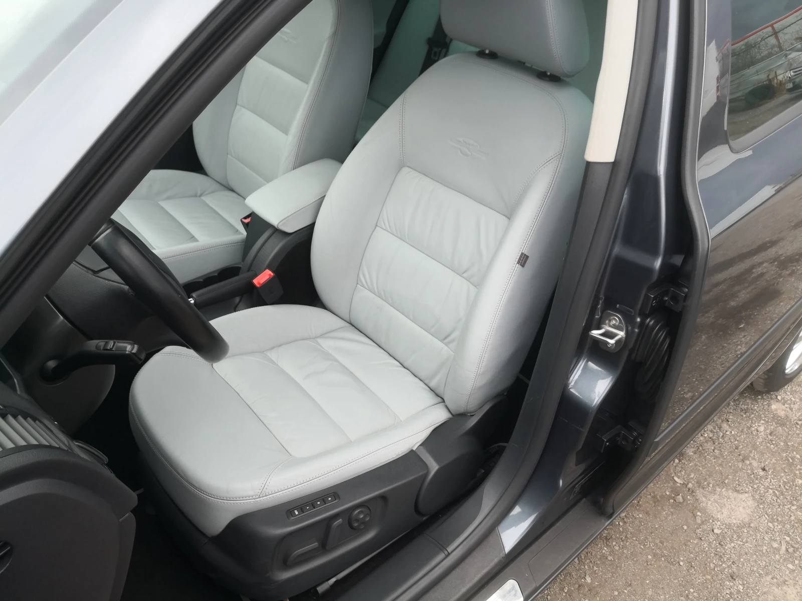 Skoda Octavia 1.8TSi "Laurin & Klement" . Като Нова, снимка 8 - Автомобили и джипове - 54942656