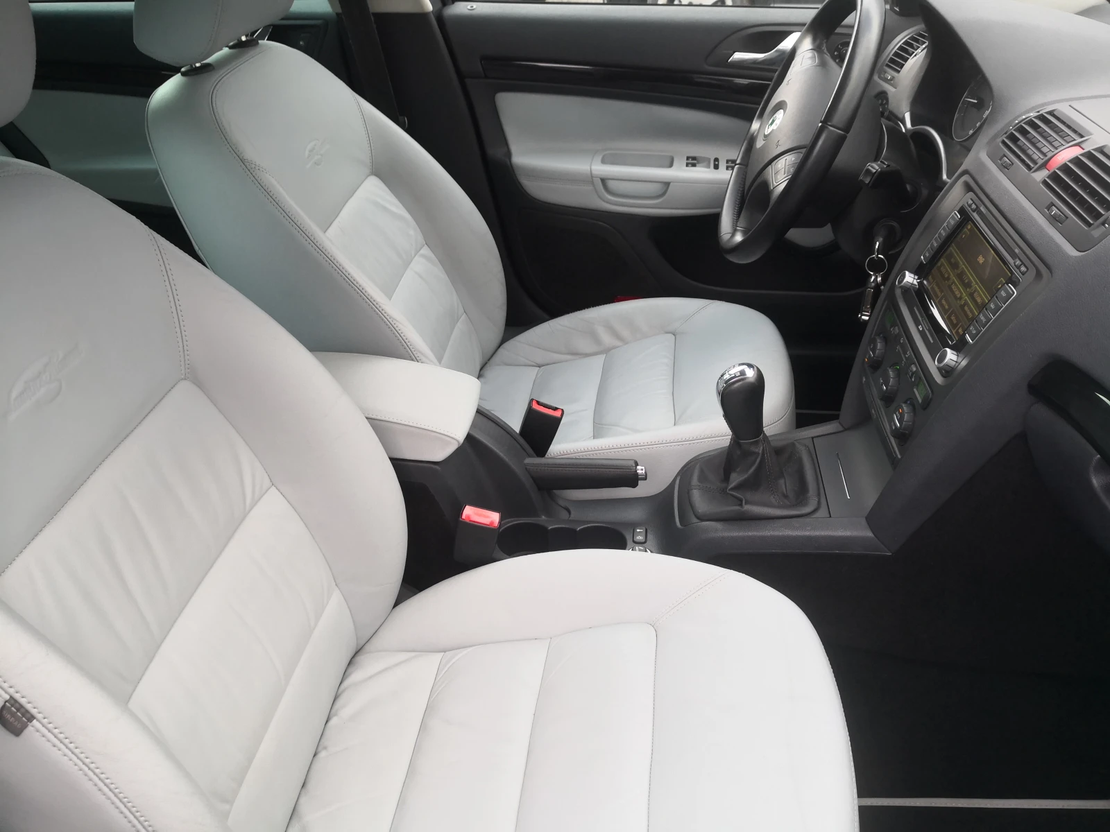 Skoda Octavia 1.8TSi "Laurin & Klement" . Като Нова, снимка 9 - Автомобили и джипове - 54942656