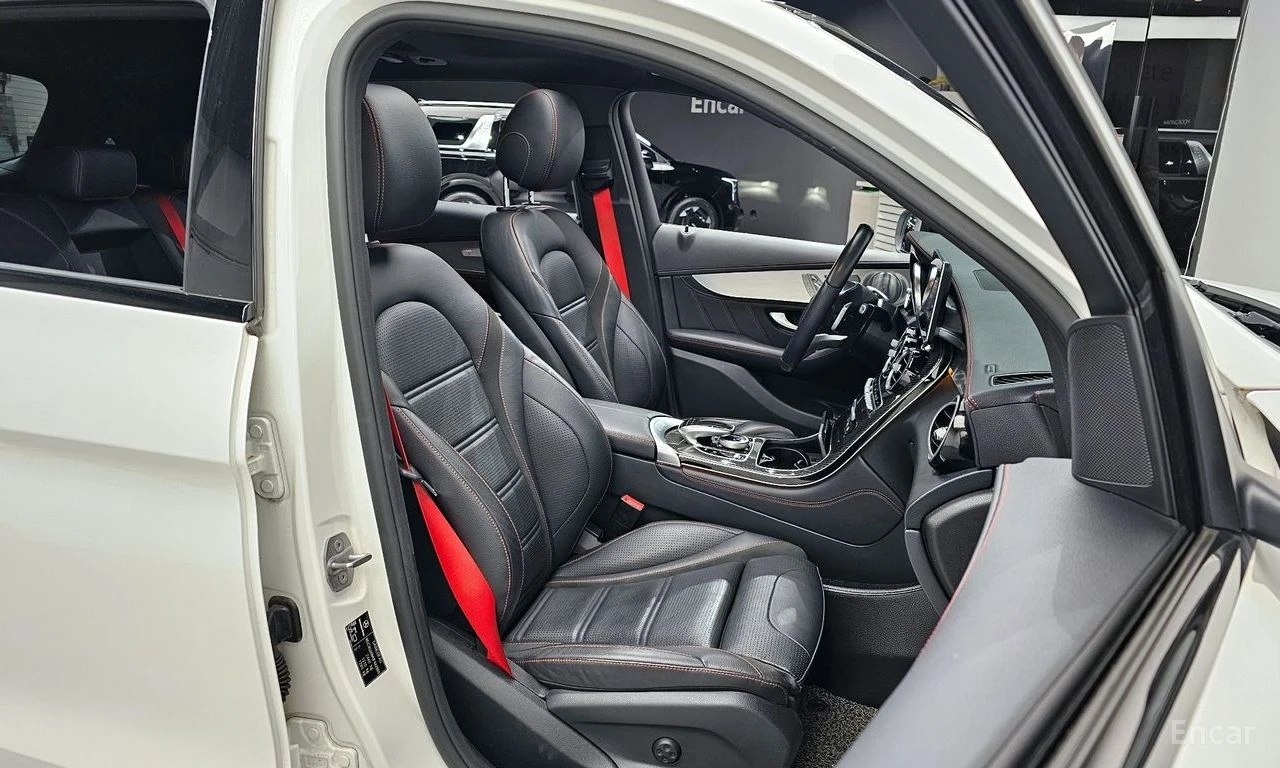 Mercedes-Benz GLC 43 AMG PANO * HEAD-UP * 360 CAM * CARBON, снимка 7 - Автомобили и джипове - 54517841
