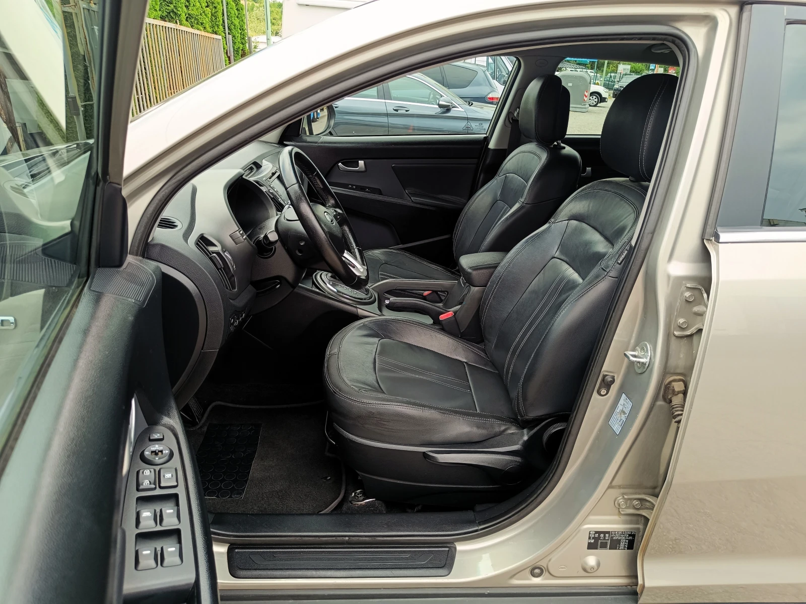 Kia Sportage 2.0 i* 4x4* АВТОМАТИК* NAVI* ПАНОРАМА* Keyless/Go*, снимка 9 - Автомобили и джипове - 55004017