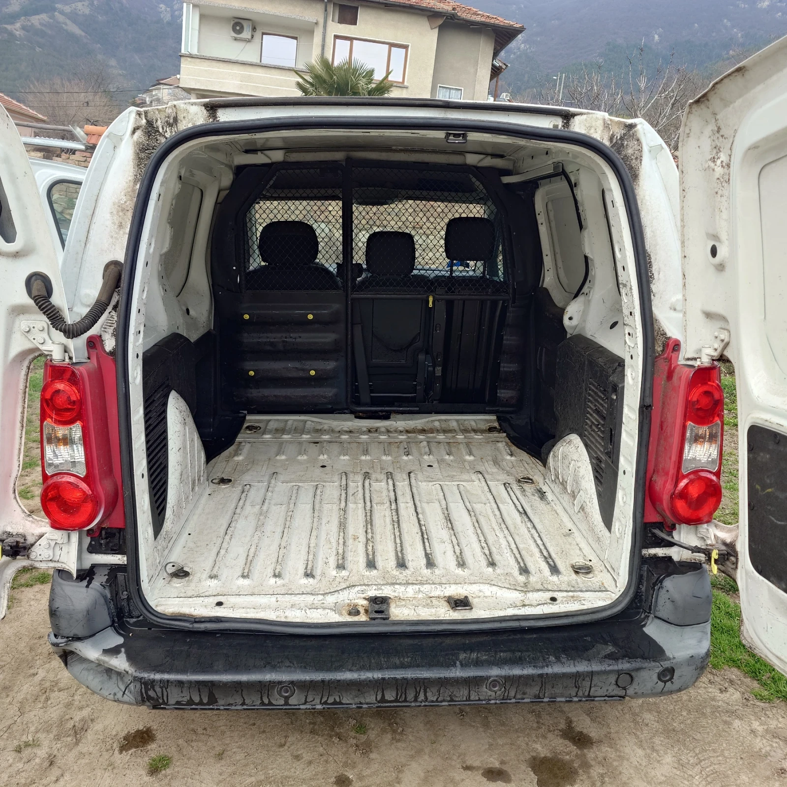 Citroen Berlingo 1.6HDI 90, снимка 11 - Автомобили и джипове - 53724773