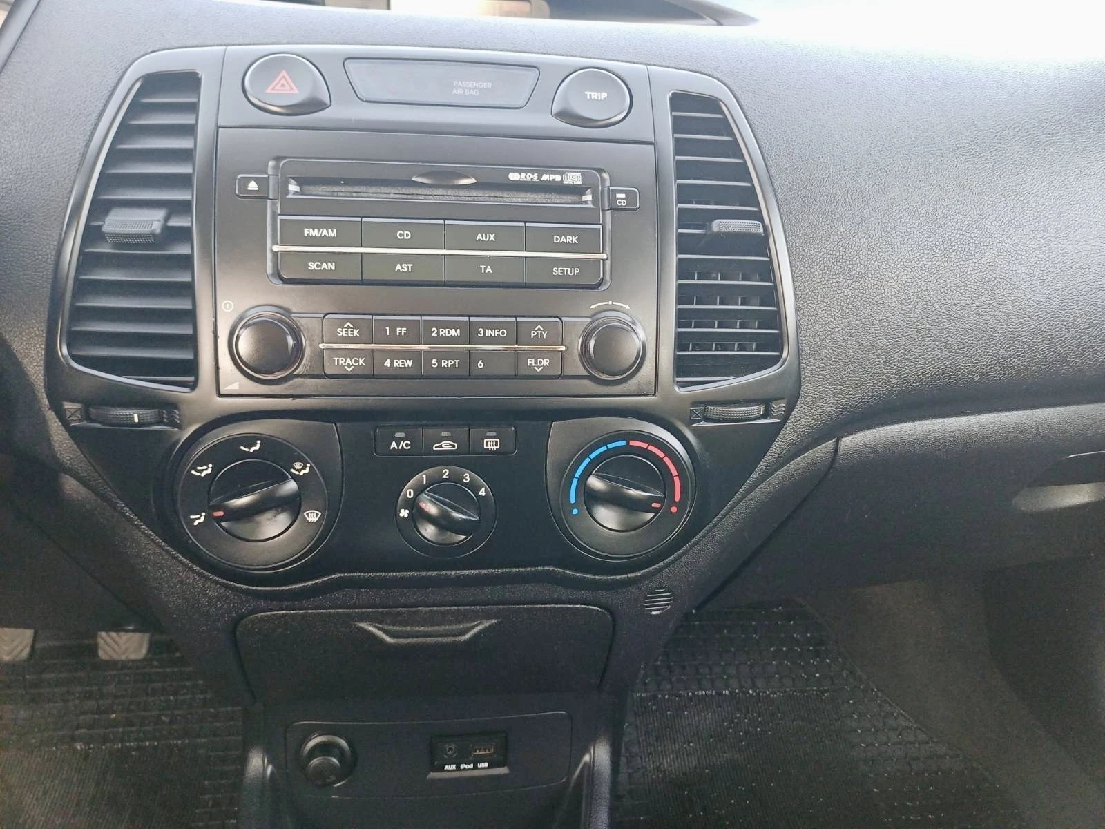 Hyundai I20, снимка 9 - Автомобили и джипове - 53836096