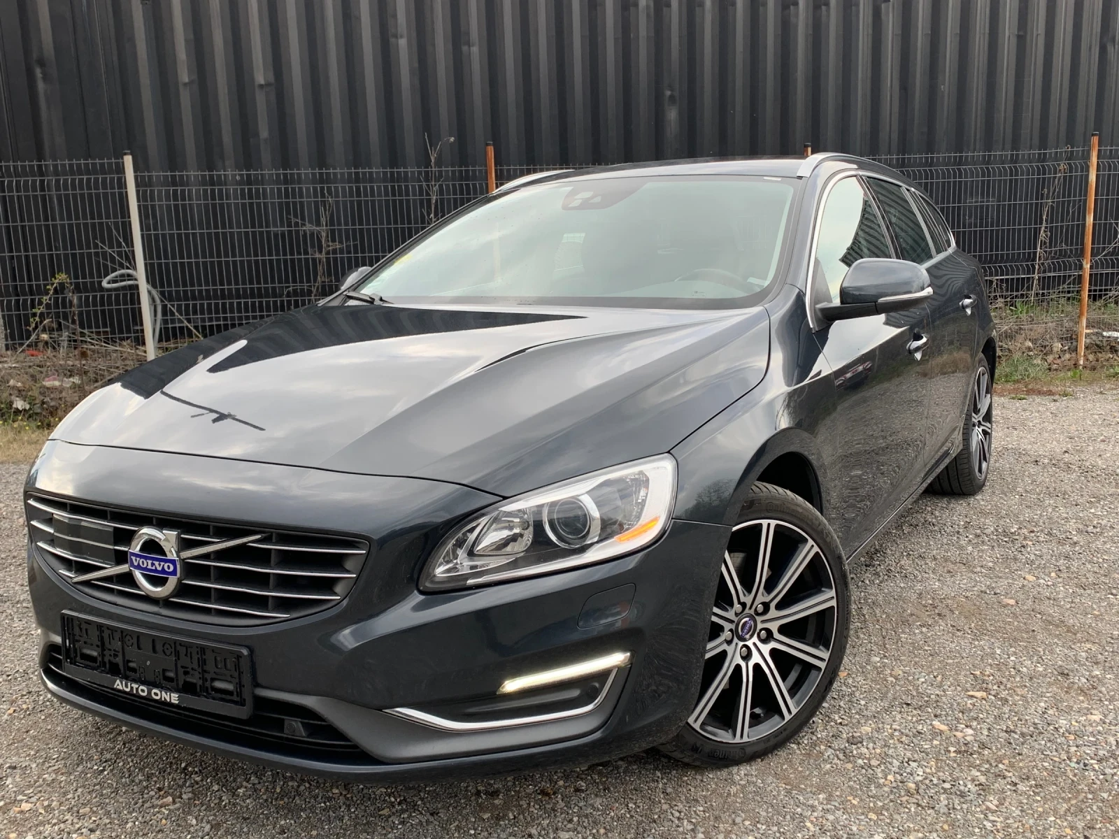 Volvo V60 2.4* D5* AWD* SUMMUM* ПЪЛНА СЕР.ИСТОРИЯ VOLVO, снимка 3 - Автомобили и джипове - 54162255