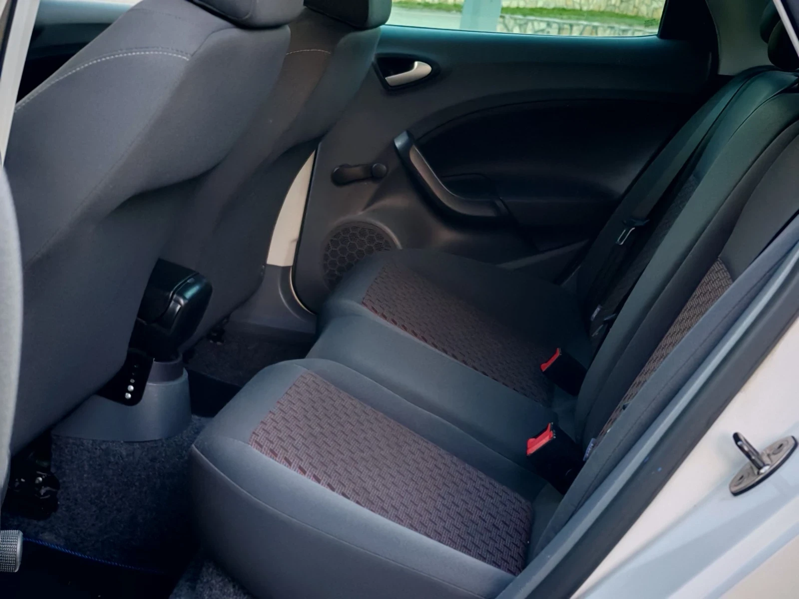 Seat Ibiza 1.4I(85)* КЛИМАТИК* BI-XENON* НОВ ВНОС* , снимка 15 - Автомобили и джипове - 55166109