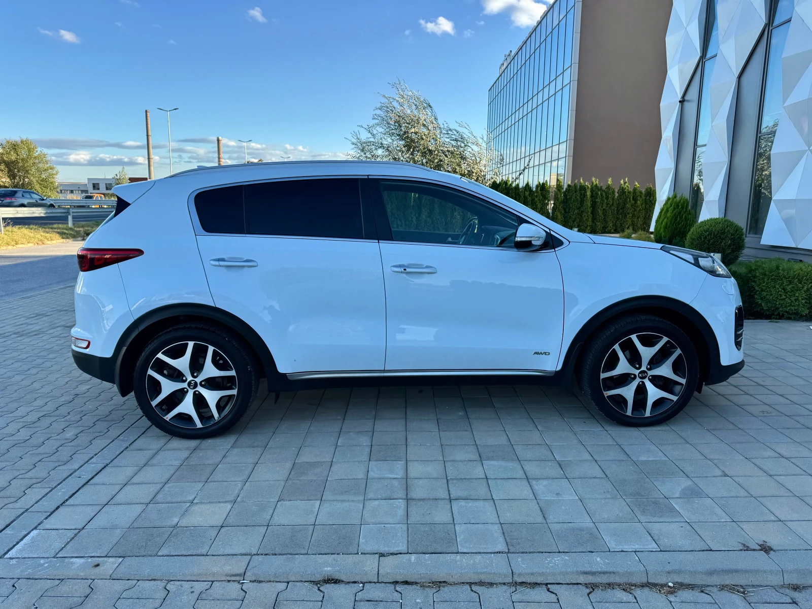 Kia Sportage GT-LINE-4X4-ОБДУХВАНЕ-ПАНОРАМА-КАМЕРА-ПАМЕТ-JBL- - изображение 4