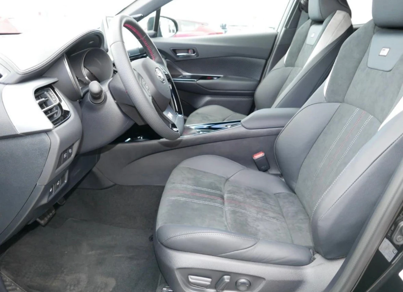 Toyota C-HR GR/JBL/Кожа/2.0 184 к.с. - изображение 7