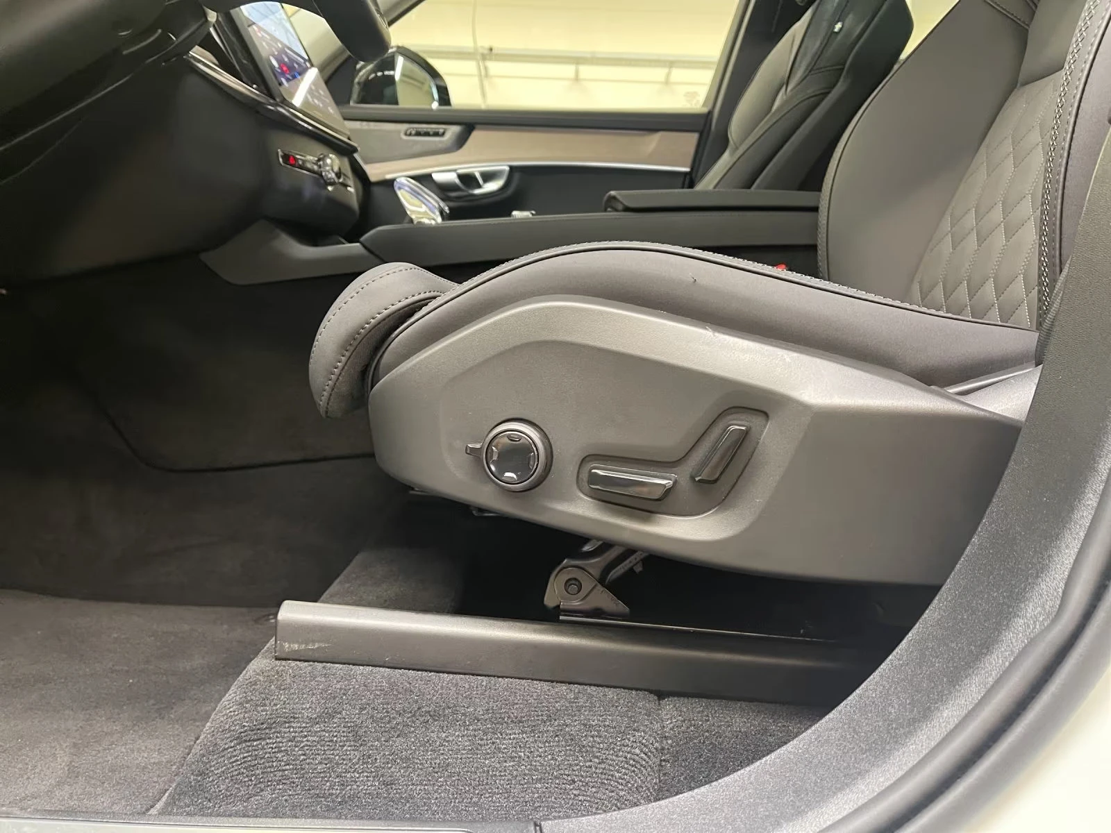 Volvo Xc90 PHEV/445HP/7S/PLUS-DARK/AWD/PANO/360/MEMO/H&K/623q, снимка 13 - Автомобили и джипове - 55737559