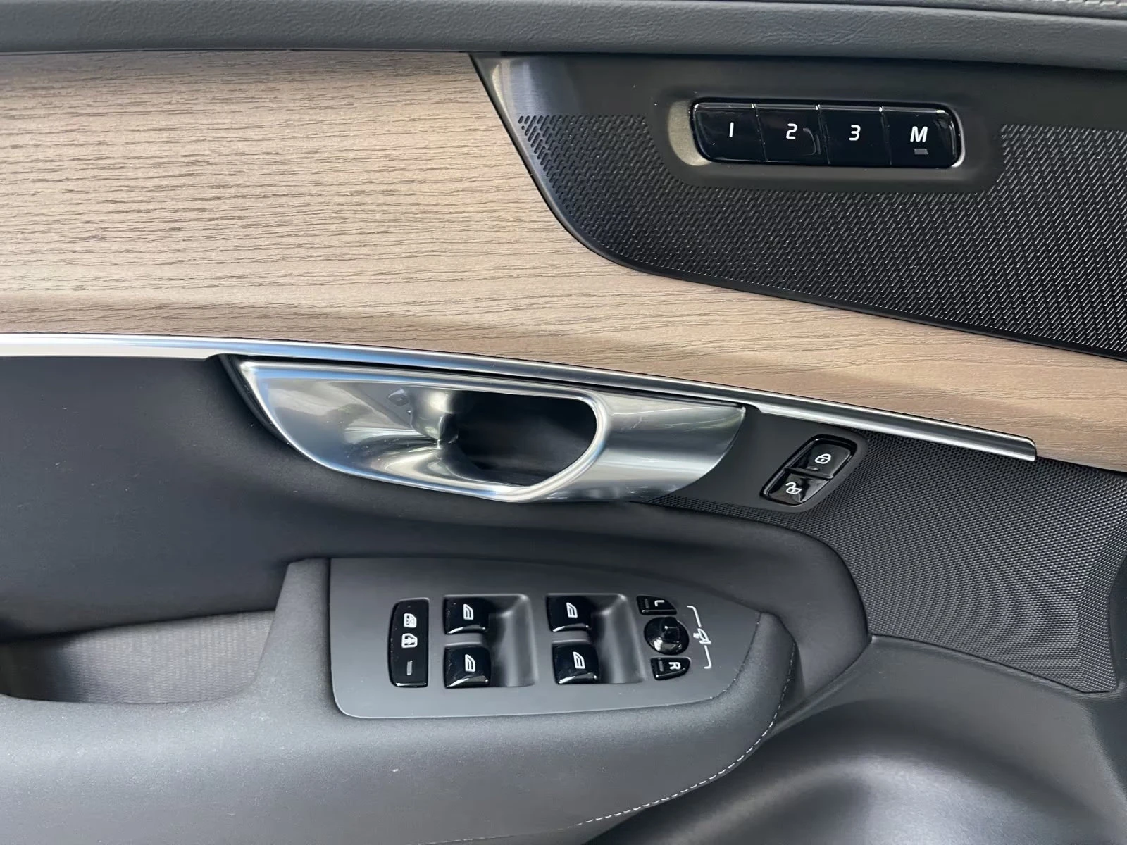 Volvo Xc90 PHEV/445HP/7S/PLUS-DARK/AWD/PANO/360/MEMO/H&K/623q, снимка 12 - Автомобили и джипове - 55737559