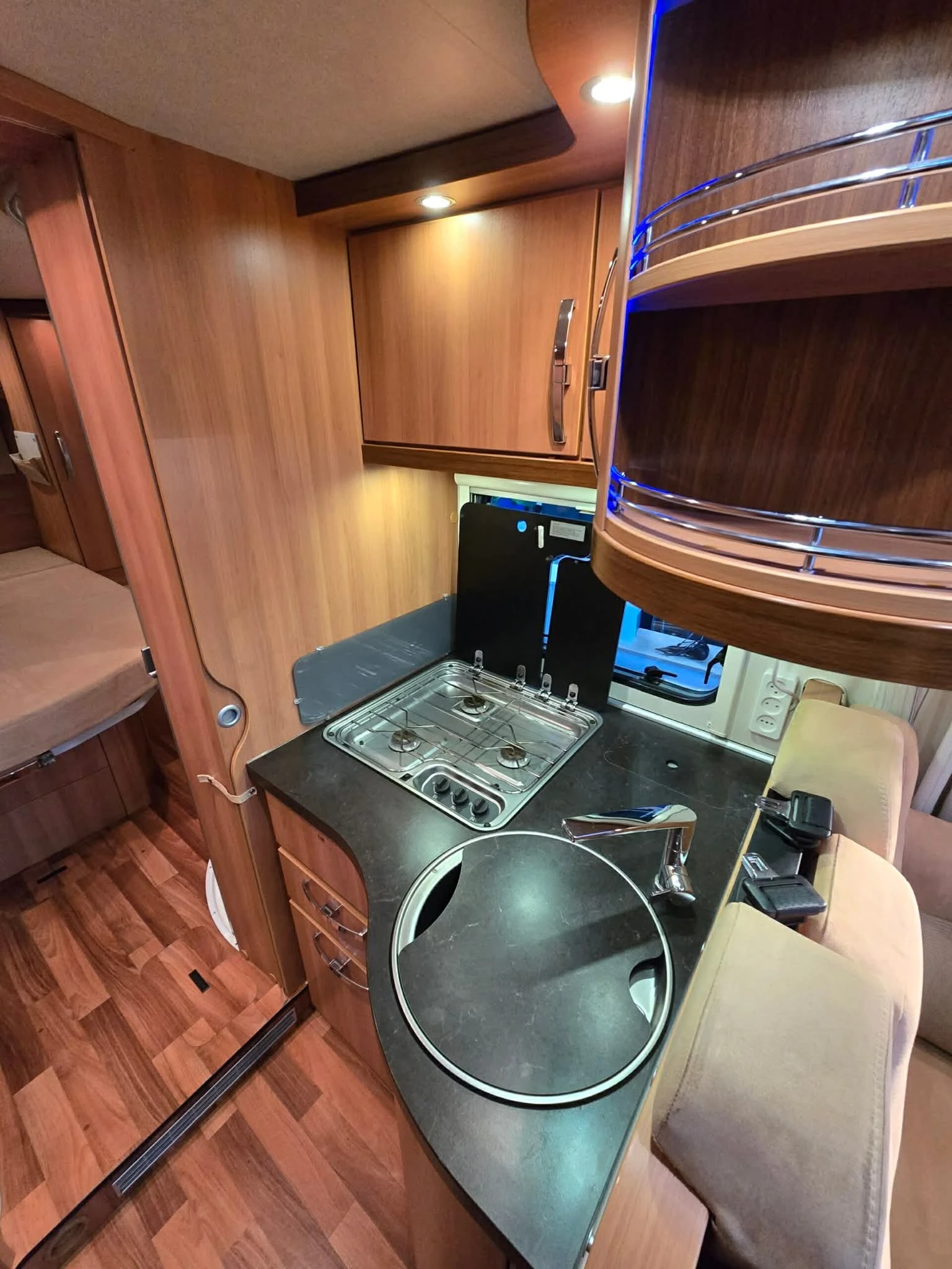 Кемпер HYMER / ERIBA T 647 CL - изображение 7