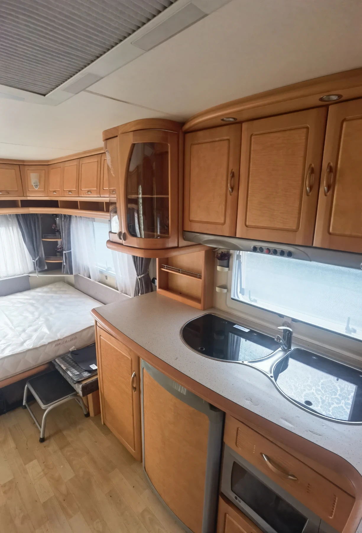 Каравана Hobby Prestige 560, снимка 12 - Каравани и кемпери - 56260498