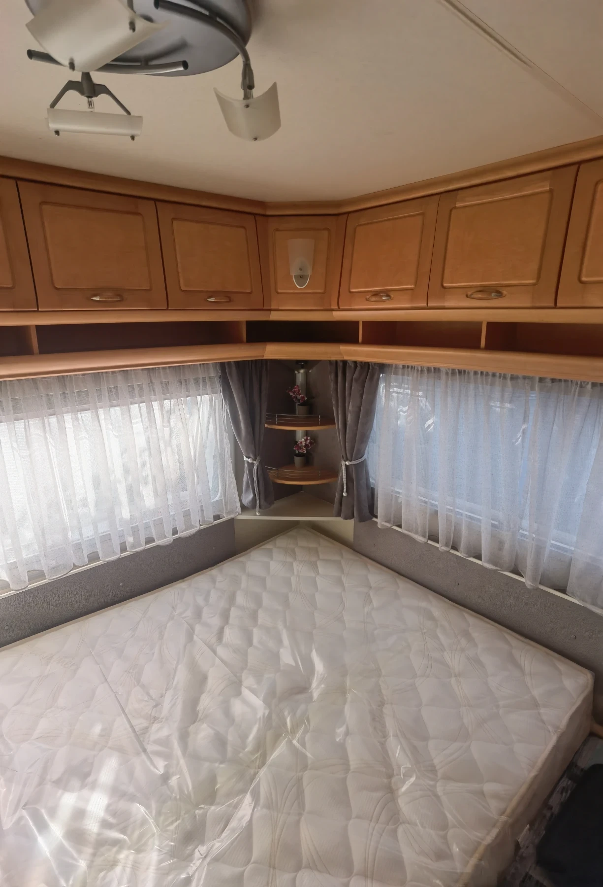 Каравана Hobby Prestige 560, снимка 6 - Каравани и кемпери - 56260498