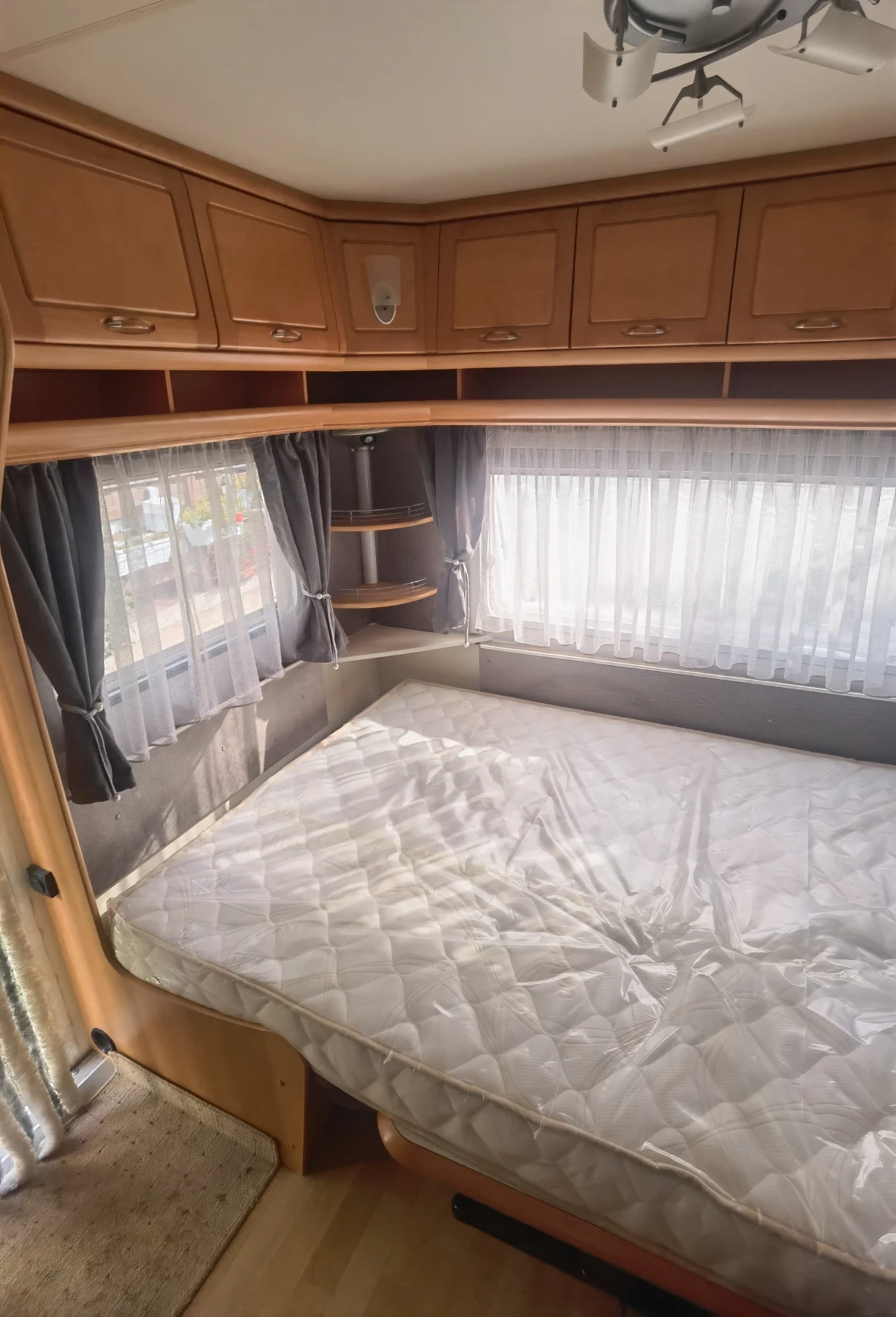 Каравана Hobby Prestige 560, снимка 7 - Каравани и кемпери - 56260498