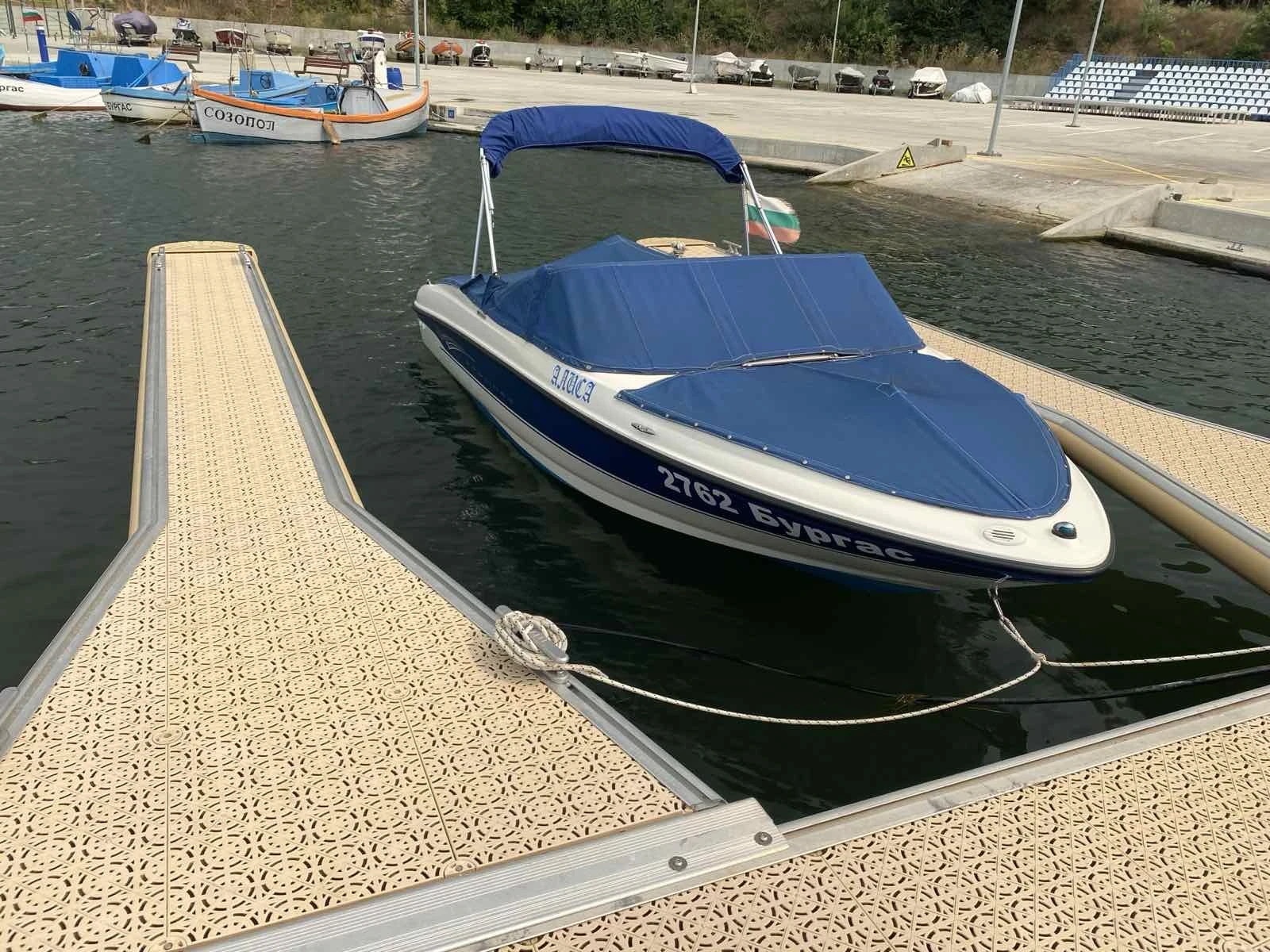 Моторна яхта Bayliner 175 - изображение 7
