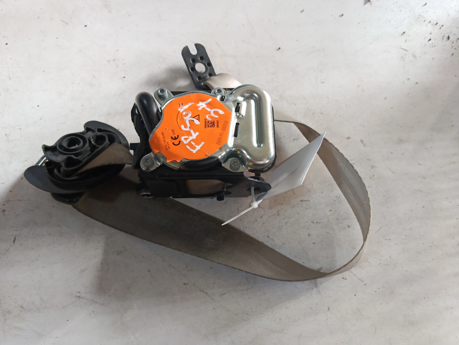 колан предпазен преден десен СИВ 3V0857702B 3G0857737 Skoda Superb