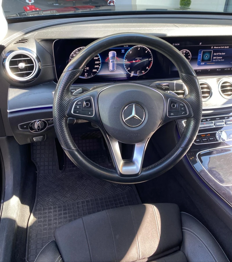 Mercedes-Benz E 220 d АКТИВЕН ПАРКИНГ АСИСТЕНТ КАМЕРА 360 BURMESTER TV, снимка 6 - Автомобили и джипове - 49312290