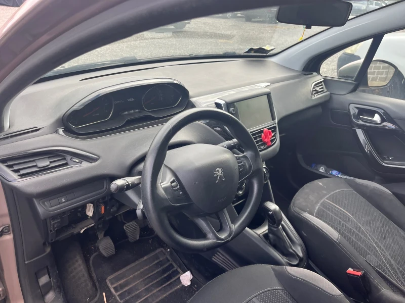 Peugeot 208 1.2 i, снимка 11 - Автомобили и джипове - 47269570