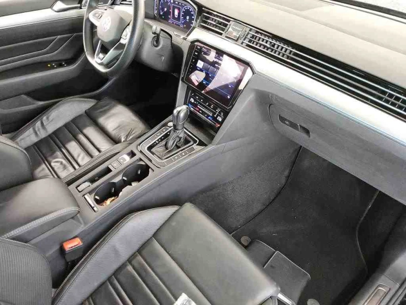 VW Passat 2.0 TDI R-Line Sportpaket DCC 200 коня, снимка 4 - Автомобили и джипове - 52769321