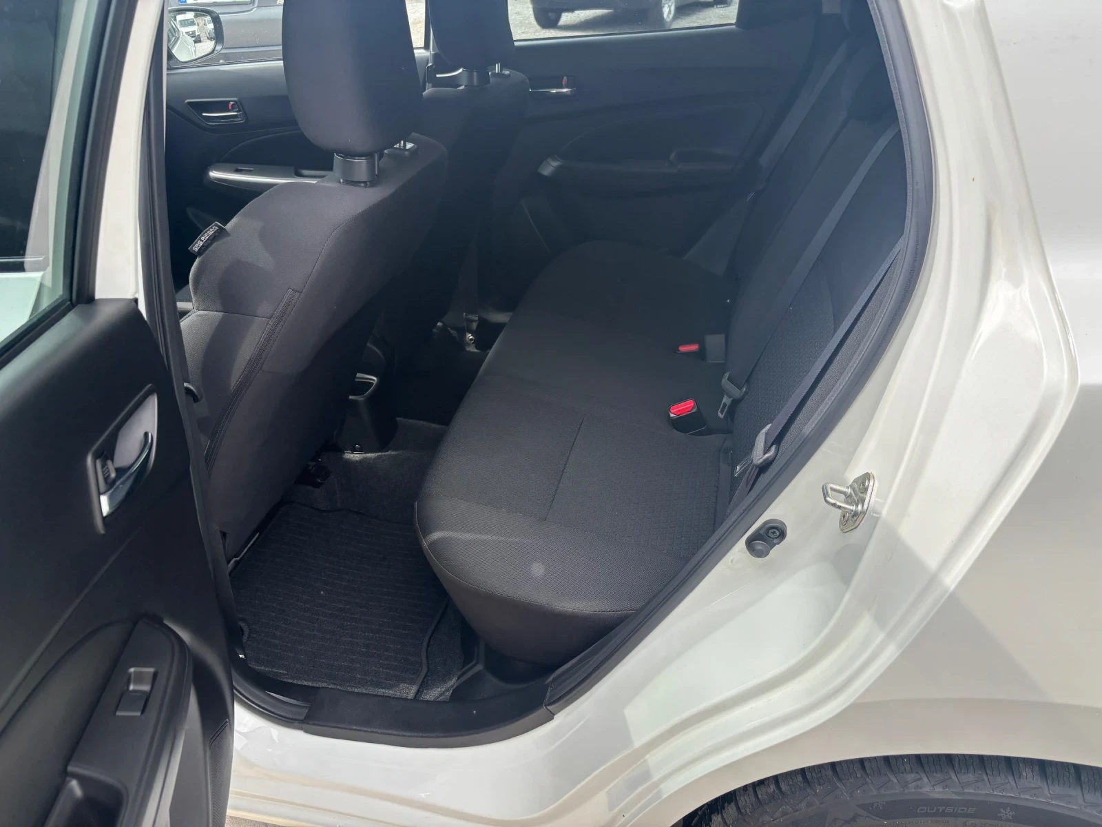 Suzuki Swift 1.3 i Hybrid, снимка 12 - Автомобили и джипове - 54990706