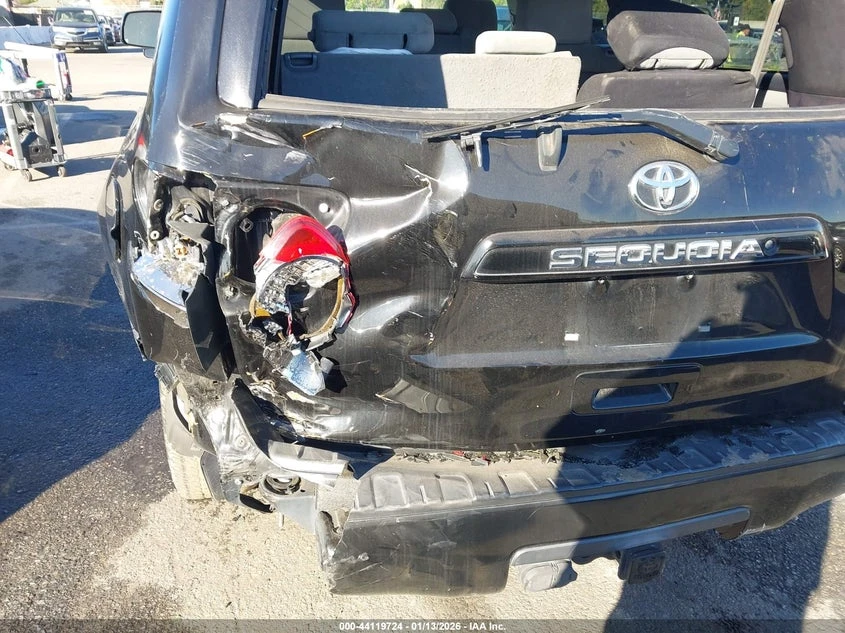 Toyota Sequoia 5.7L V-8 DOHC, VVT, 381HP 4X2 Drive, снимка 6 - Автомобили и джипове - 53829140